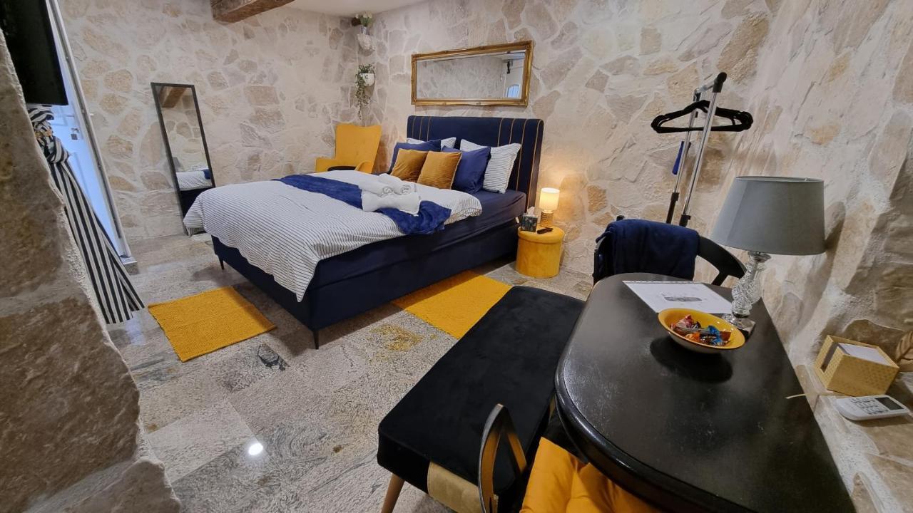 Stone Apartament *
