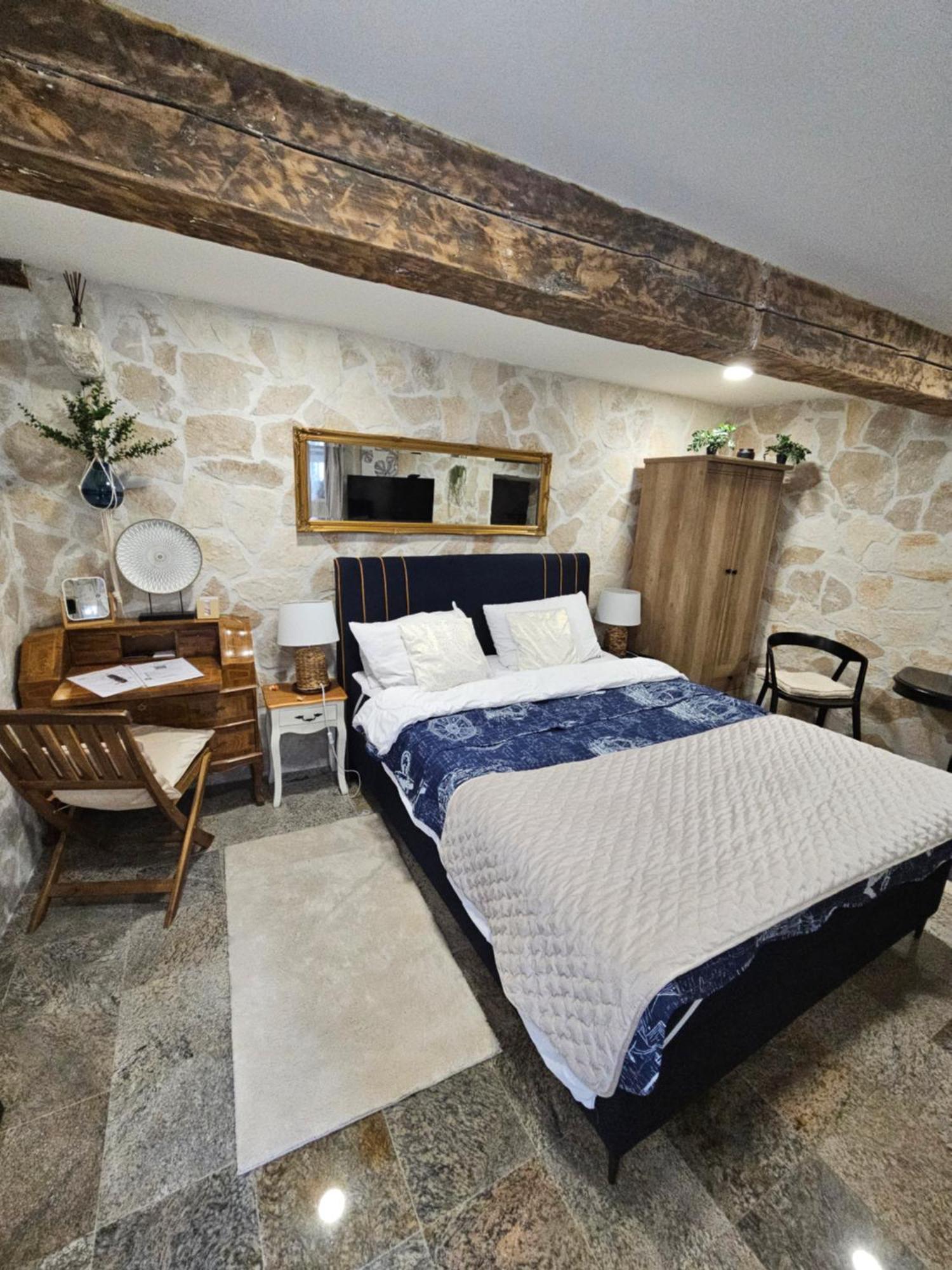 Stone Apartament *